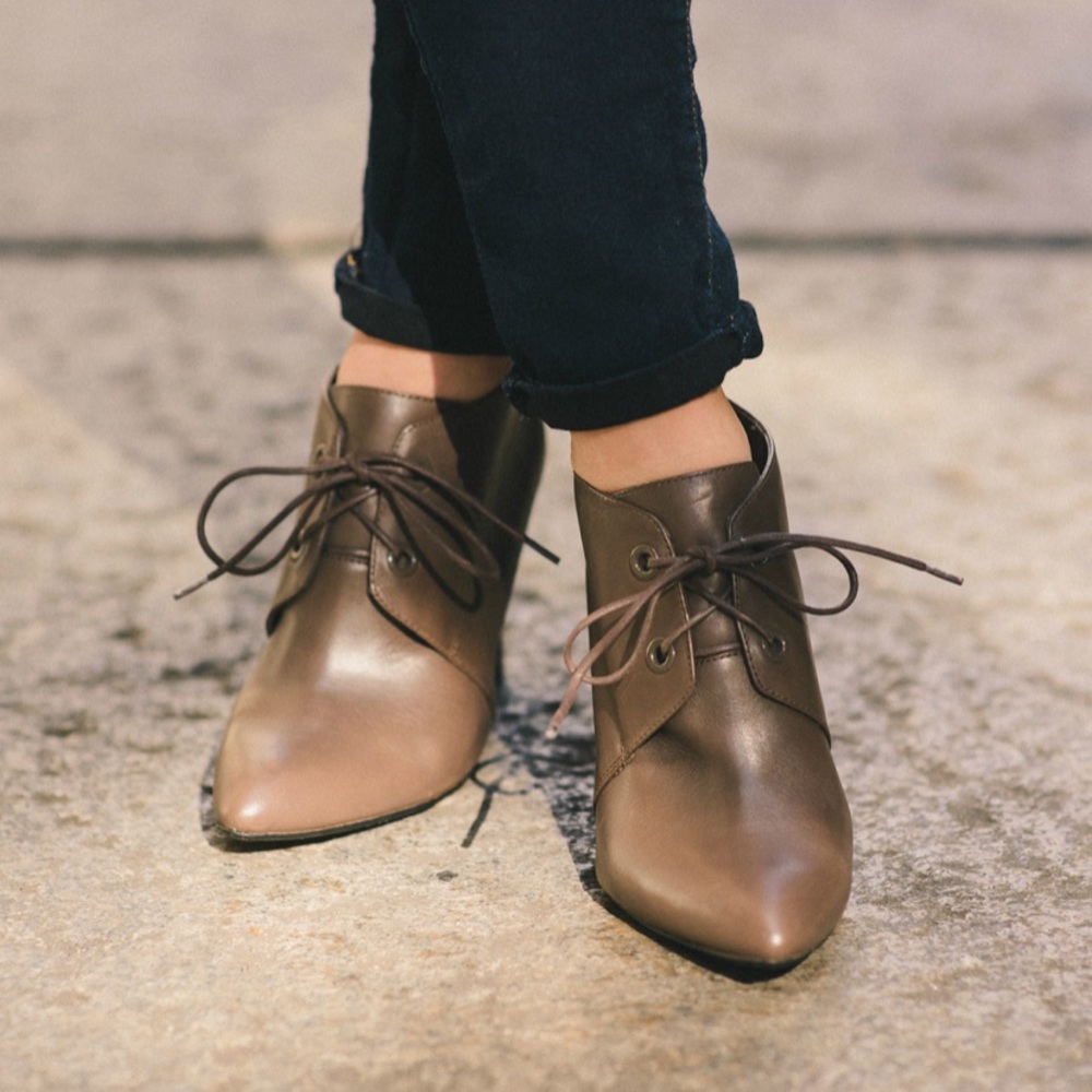 Clark’s kelbrook azizi leather  ankle wedge boot